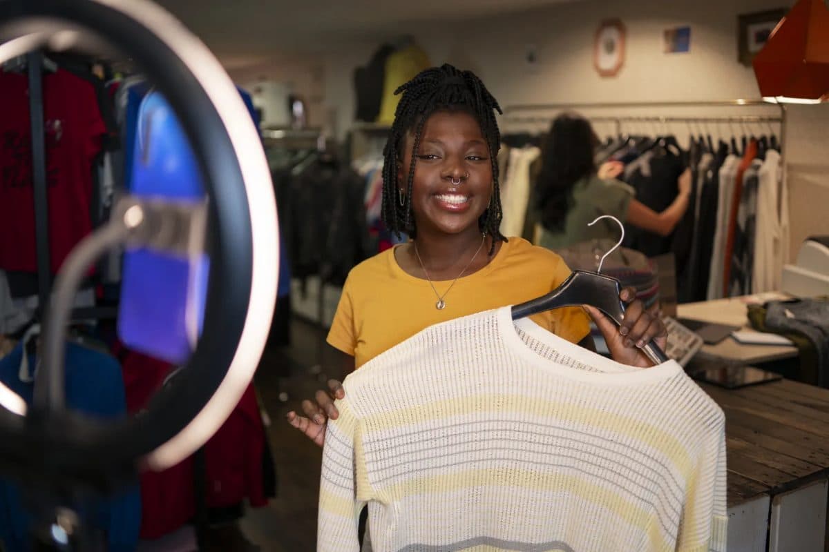 Vendeuse en live shopping en Côte d'Ivoire avec SuguLive