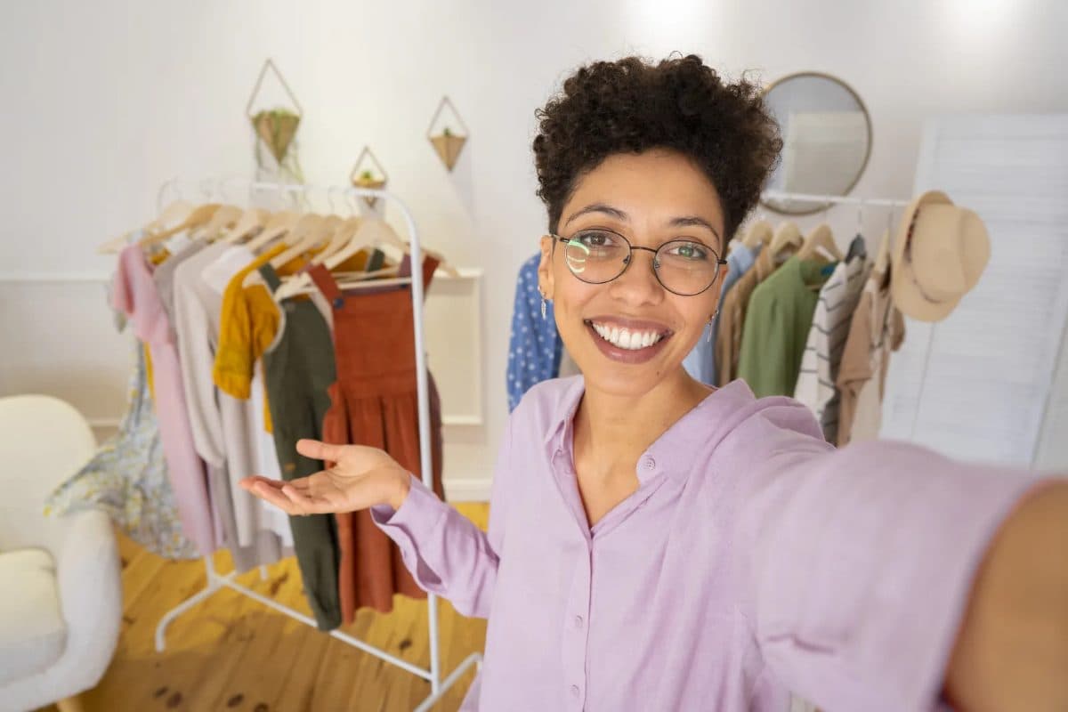 Vendeuse en live shopping au Togo avec SuguLive